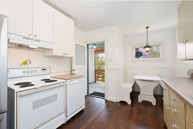 Building Photo - Charming 1BR/1BA Main Floor View Unit in Desired Neighborhood (Sunset Hill)