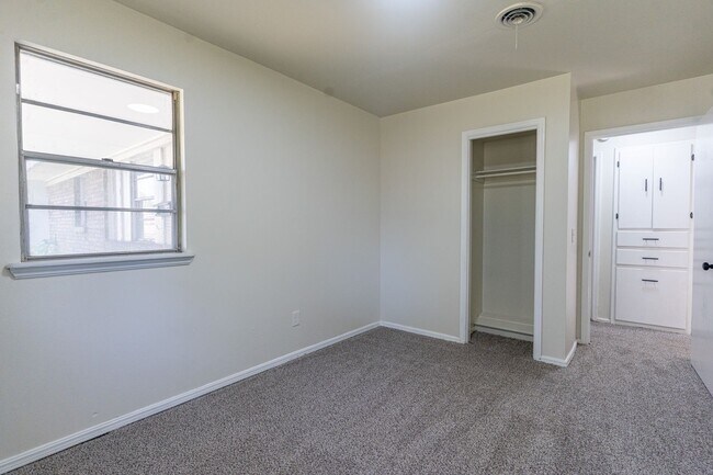 Building Photo - 4 Bedroom Must See!!