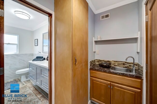 Building Photo - 5839 Vanalden Ave