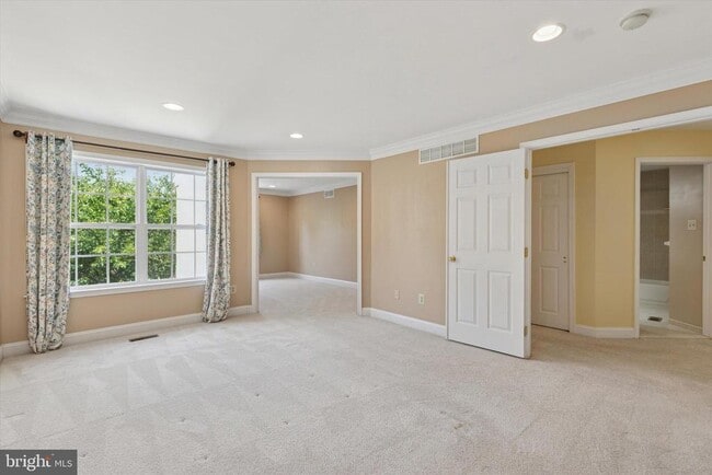 Building Photo - 821 Creekview Dr