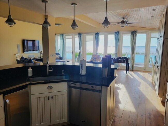 Building Photo - 8034 Riverview Rd