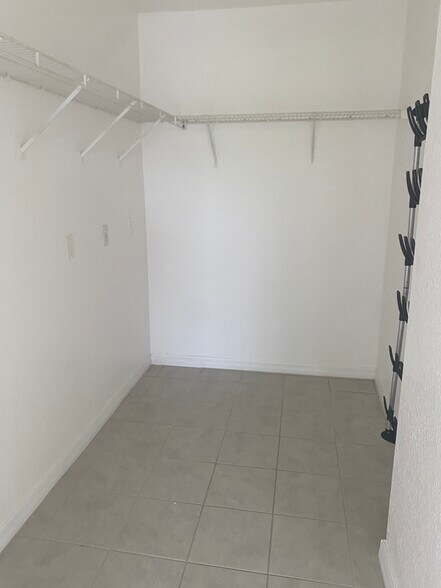 Building Photo - 8933 Manor Loop