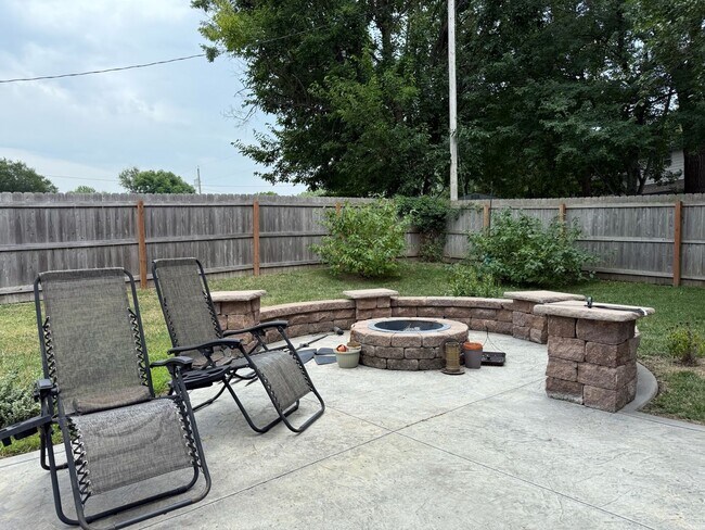 Building Photo - 3 bedroom 2.5 bath near Lake Shawnee