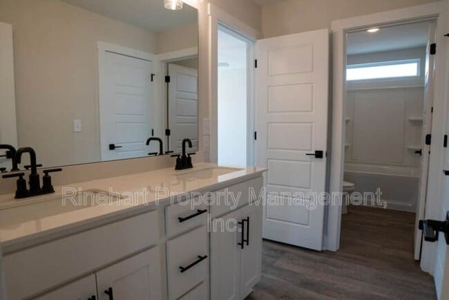 Building Photo - 663 Melville Dr