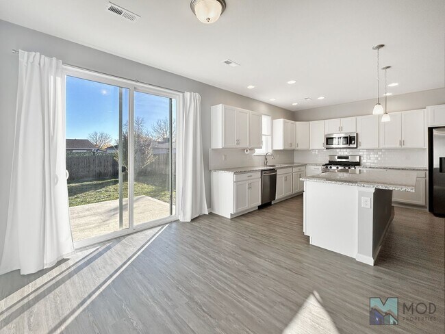 Building Photo - $0 DEPOSIT OPTION. SPACIOUS 4-BEDROOM, 3.5...