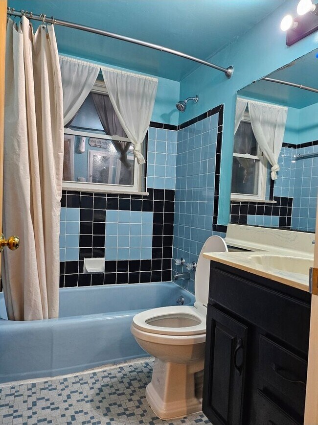 Building Photo - Hidden Gem - 4 Beds | 2.5 Baths | 2-Car Ga...