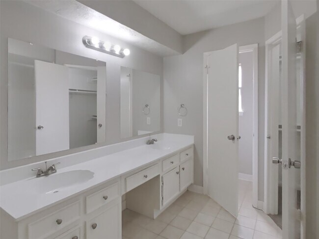 Building Photo - 14218 Overbrook Ln