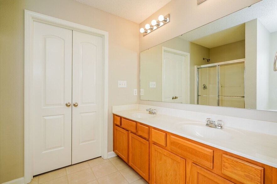 Building Photo - 1727 Buckeye Ct