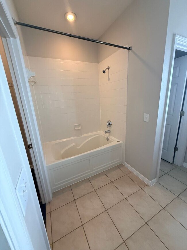 Building Photo - 1110 Oak Pond Dr