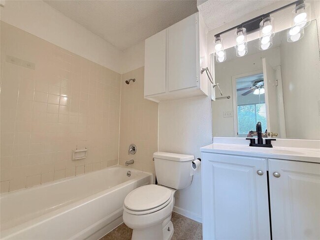 Building Photo - 9900 Hundred Oaks Cir