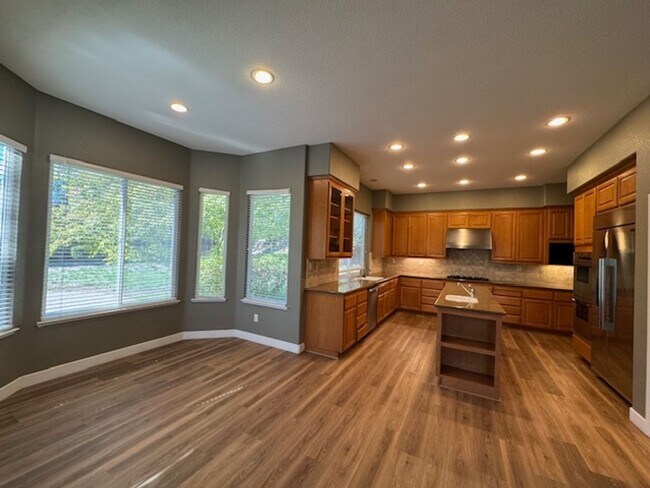 Building Photo - Gorgeous 5 bedroom + office, 4.5 bath Alam...