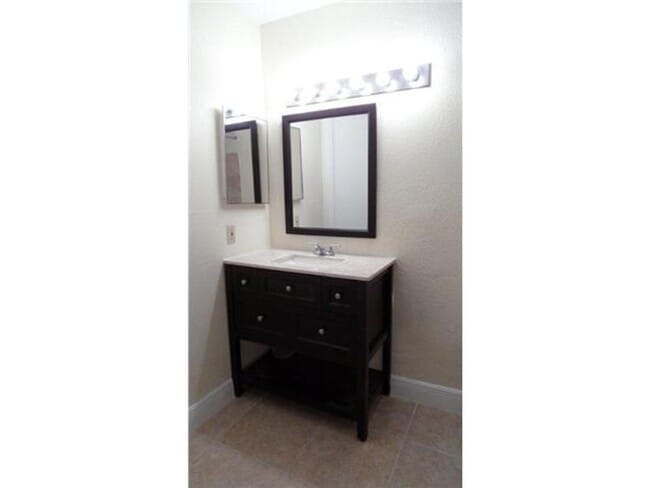 Building Photo - Remodeled 2 Bedroom / 2 Bathroom Condo wit...