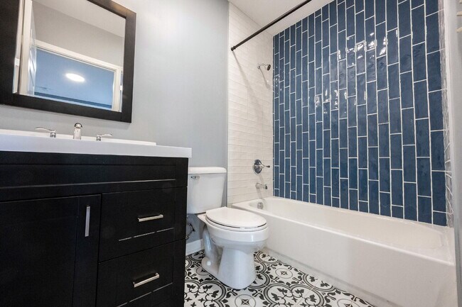 Building Photo - "Spacious 3-Bedroom Duplex on East Washington Street with 3 Full Baths – Ideal Living in Indianap...