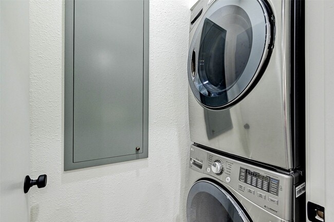 Building Photo - 2100 Tanglewilde St