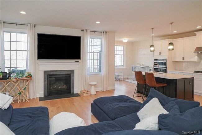 Building Photo - 20 Deforest Dr