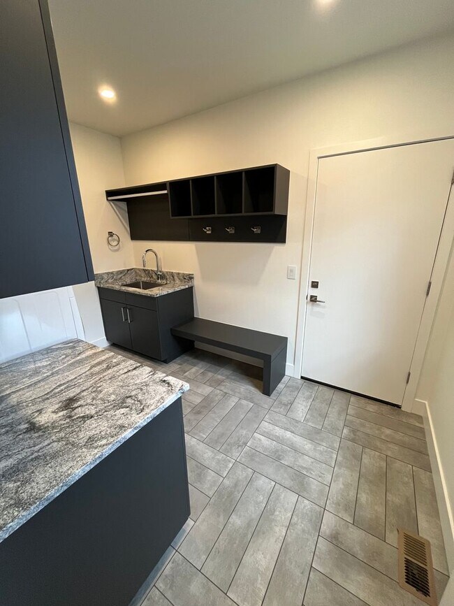 Building Photo - Gorgeous Tetherow 4 Bedroom + Office