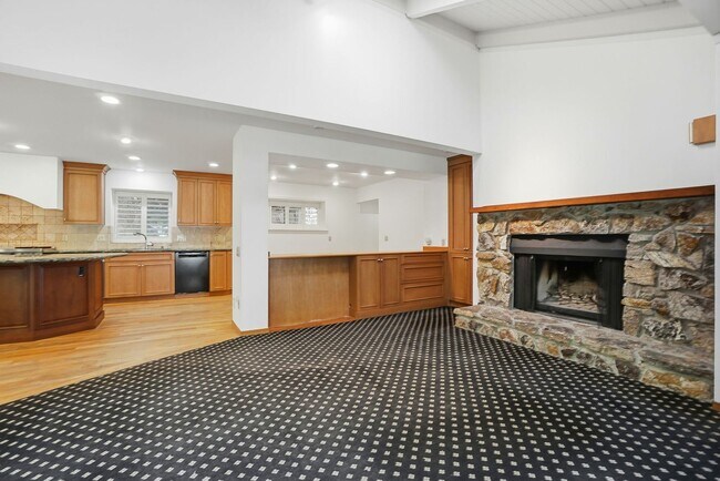 Building Photo - Spectacular 2 story home w/pool in Round Hill Country Club