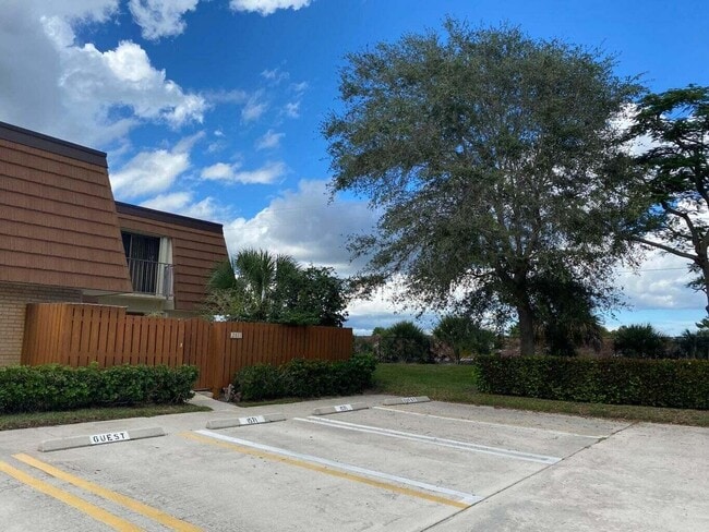Building Photo - 2811 28th Ct
