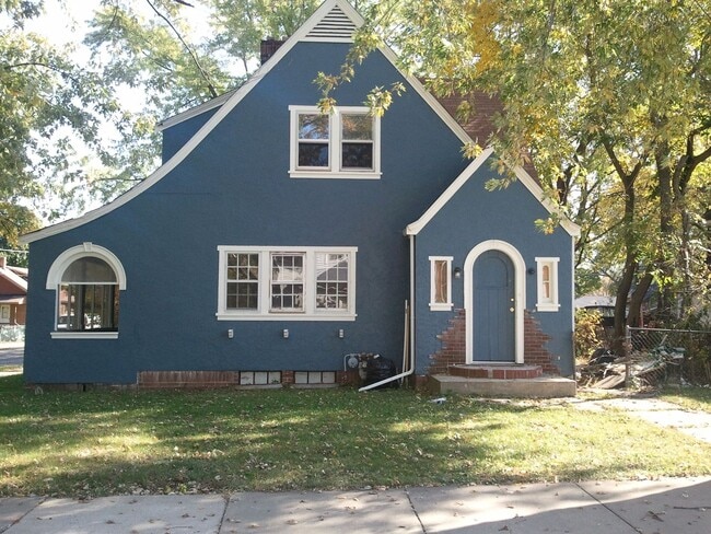 Building Photo - 3 Bedroom House, 1 Bed Downstairs, 2 Bed a...