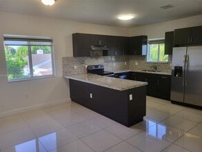 Building Photo - 1027 SW 11th Ave