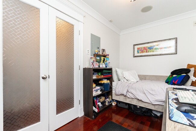 Building Photo - 632 E Broadway