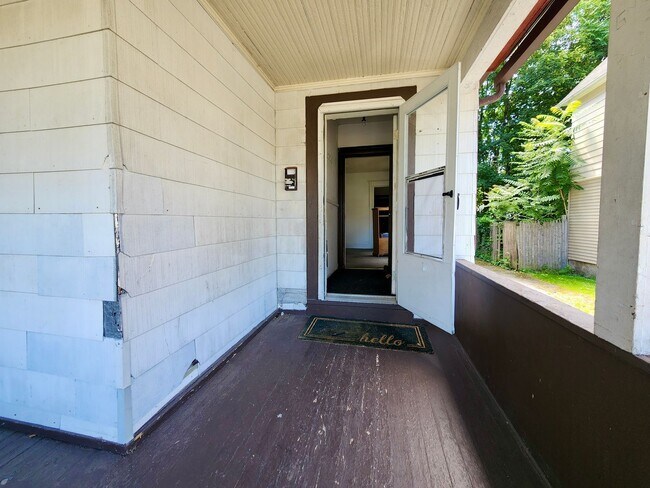 Building Photo - Spacious 5 Bedroom 2 Full Bath House | Front Porch | Back Yard | Off Street Parking | in-Unit Lau...