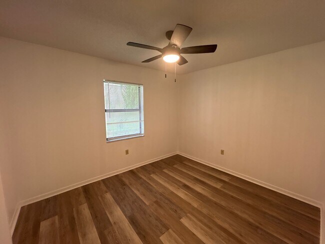 Building Photo - Beautiful 3 Bedroom Home Just Steps from L...