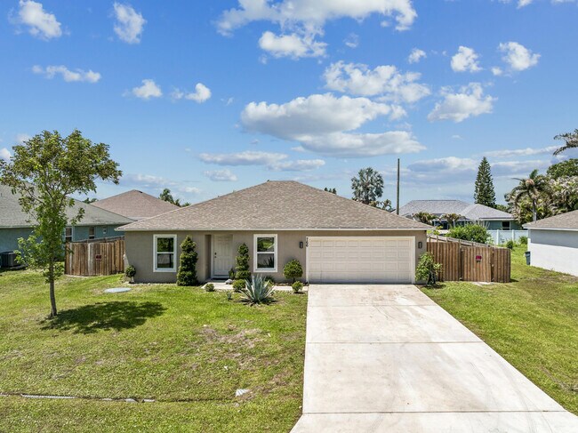 Building Photo - 766 SE Academy Ln