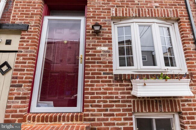 Building Photo - 113 Mountain St