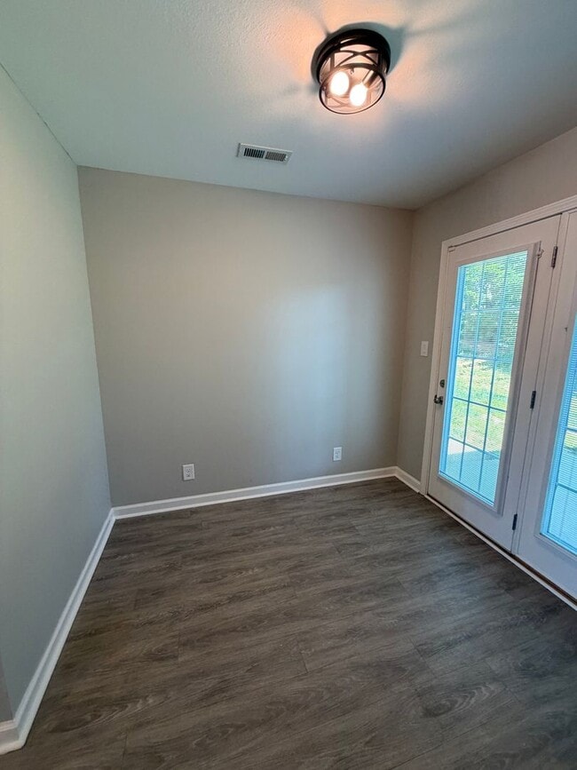 Building Photo - The Stowe Court Pet Friendly Condo for rent!