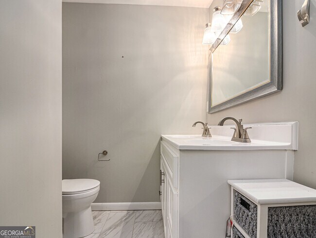 Building Photo - 3590 Cloudland Dr