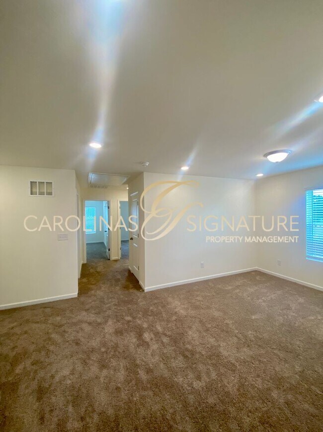 Building Photo - End Unit, 3BR/2.5BA Townhome in Piper Landing