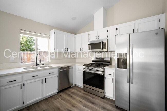 Building Photo - 3 Bedroom/2 Bath Home in Tyner Ranch - $2395 per month!