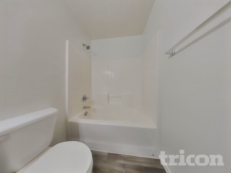 Building Photo - 1462 S 220th Ln