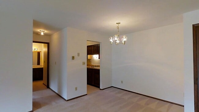 Building Photo - Lower 1 Bedroom 1 Bathroom Apartment Available