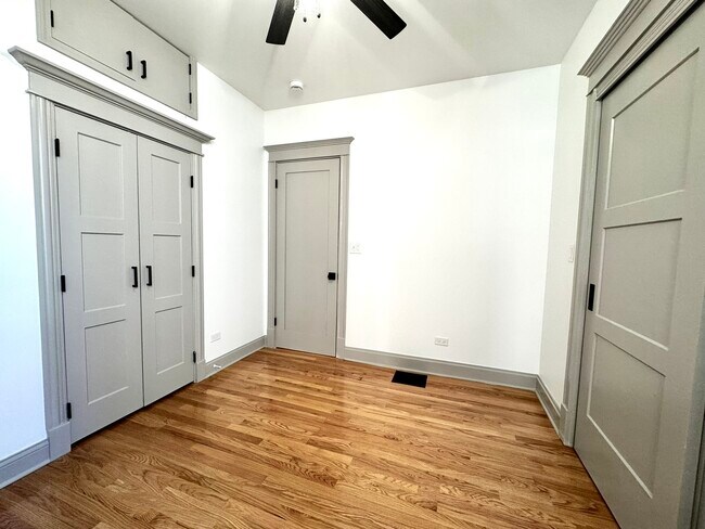Building Photo - 2424 N Mozart St