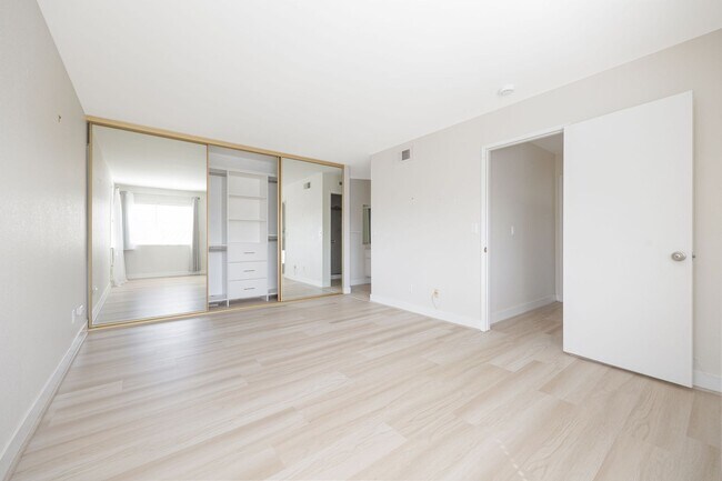 Building Photo - Gorgeous 2 Bedroom Townhouse in the Heart of Mira Mesa!