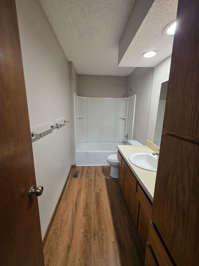 Building Photo - Spacious 2BR/1.5BA Quadplex