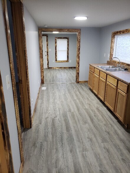 Primary Photo - 615 N Oak St