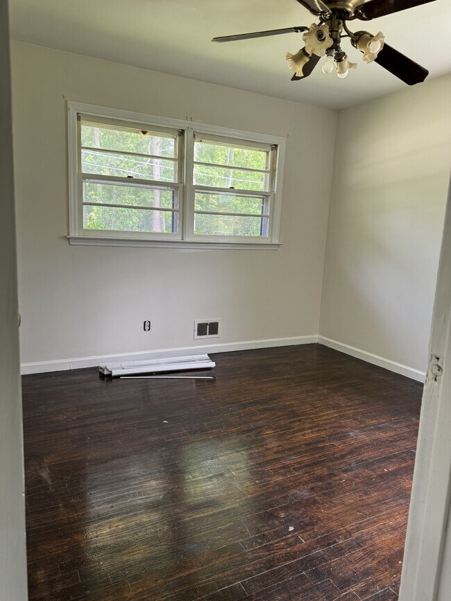 Building Photo - 302 Sunset Dr