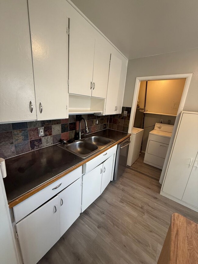 Building Photo - FREE 50in FLAT SCREEN TV Move in Special!!...