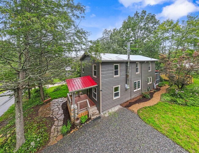 Building Photo - Charming Black Mountain Rental!
