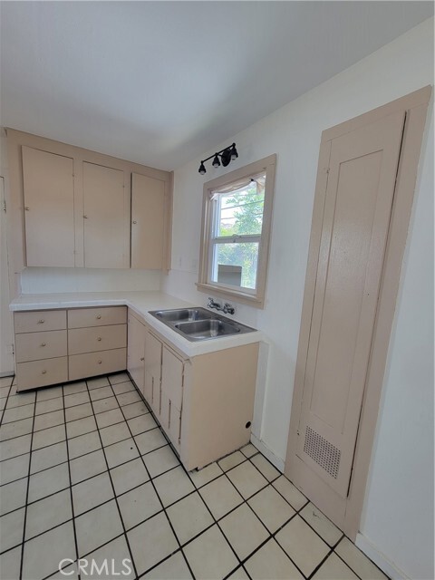 Building Photo - 2012 Cherry Ave