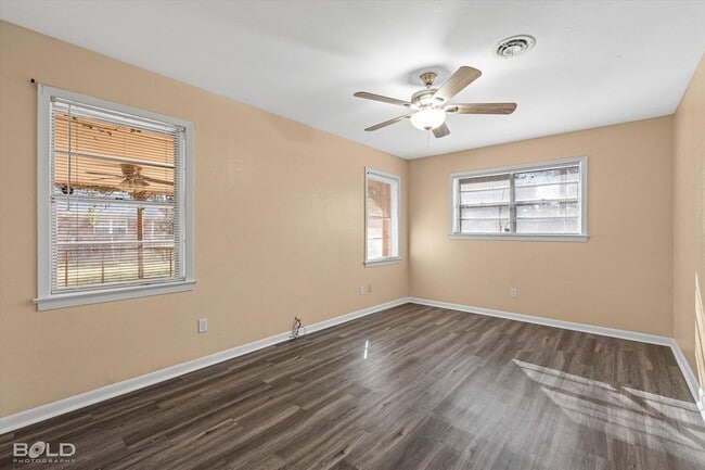 Building Photo - 2710 Higgins Dr