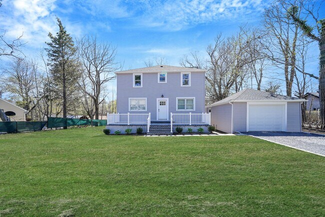 Primary Photo - 2939 N Wading River Rd