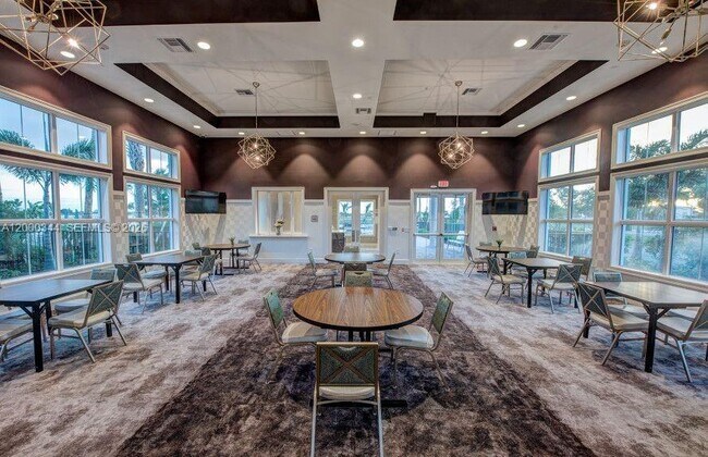 Building Photo - 2485 Primrose Pl