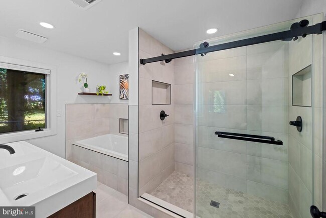 Building Photo - 5510 Beach Dr