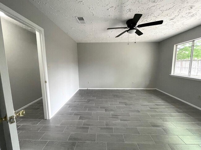 Building Photo - 10310 Oak Acres Dr