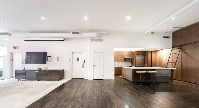 Building Photo - 20 E 17th St