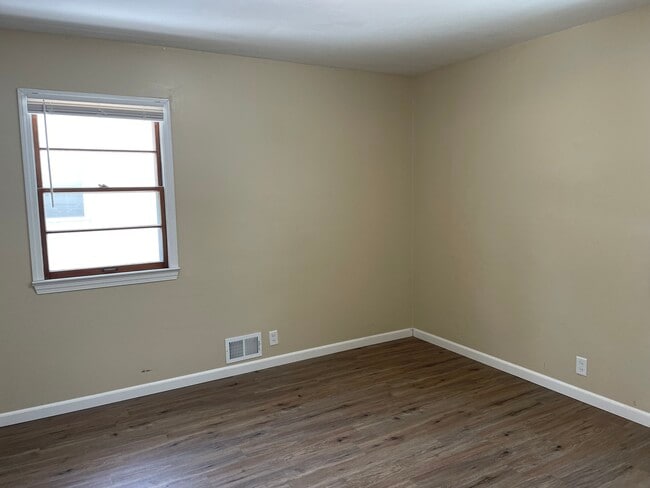 Building Photo - Blondo street